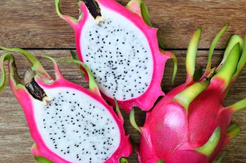 pitahaya con piel roja y pulpa blanca (hylocereus undatus)